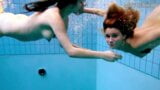 Andrea i Monica, ale także Janka podniecają się w basenie snapshot 5