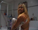 Blondine 22 Jahre blaesst bei ihrem ersten Casting direkt in der Badewanne snapshot 2