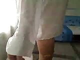 Una milf arrapata si esibisce in uno spogliarello in camicetta bianca, reggiseno, perizoma e tacchi snapshot 2