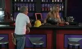 Een milf barman snapshot 3