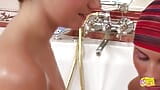 Limonare e succhiare le tette nella vasca idromassaggio porta queste fighe all'orgasmo snapshot 4