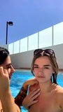 beso en la piscina snapshot 1