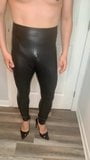 Une salope travestie excitée en legging en cuir et talons snapshot 1