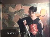 Japanische Kimono-Herrin k schlug Sklaven mit einer Peitsche snapshot 2