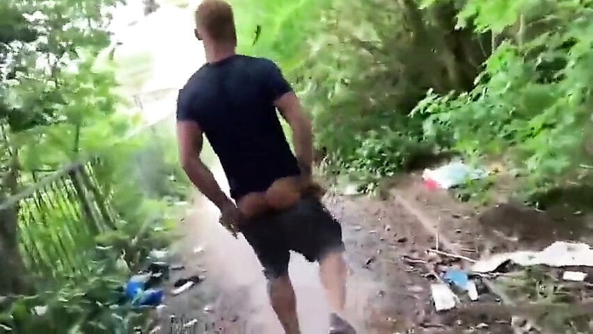 Három dögös csávó találkozik és szexel a szabadban
