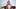Böse Euro-Schlampe sammelt ihre Kleider nackt vor einer Webcam