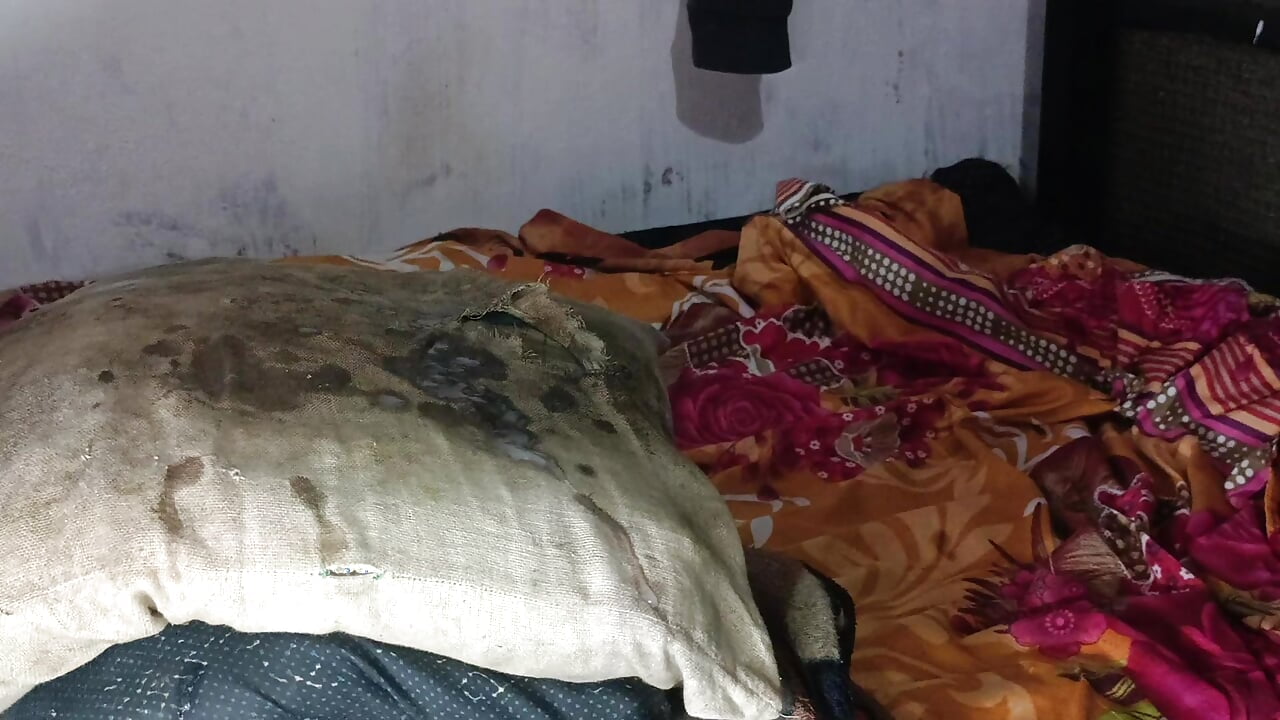 Indian Desi Bhabhi Real Homemade Hot Sex in Hindi with Xmaster on X Videos