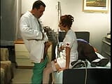 赤毛の看護師は病院のベッドで医師のコックのために彼女の足を広げます snapshot 2