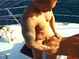 Des mecs musclés baisent sur un bateau snapshot 15