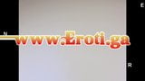 Дівчина в класичній сцені приймає анальний одяг, одягнений у білі мули марабу snapshot 1