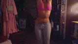 Une fille sexy en legging danse sur les hanches, ne ment pas snapshot 9