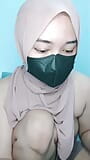 Sudah miang, awek ini dalam tudung melancap sehingga basah snapshot 3