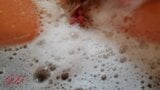 Nasse Spiele in der Badewanne 2 - Pussy und Schaum snapshot 5