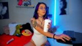 Колумбійка з фіолетовим волоссям, окулярами і татуюваннями має тіло сексуальної богині, вона спокушає вас зі своєї кімнати snapshot 7