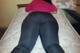 Amiga se exibe e se toca de legging preto marcando snapshot 1