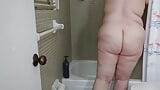 Dikke kont geile ssbbw blonde milf neemt een douche & twerkt grote reet (toont groot sappig nat poesje) pov snapshot 2