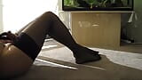 Dani Leg Crossdresser indossa collant neri e passa a calze autoreggenti nere snapshot 8