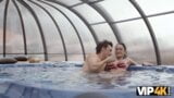 Vip4k. Babe zostaje przybity przez starego kobieciarza w swoim prywatnym basenie snapshot 3