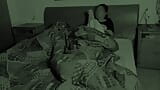 Mujer cachonda se masturba junto a su marido durmiendo. Casi la pilla! snapshot 3