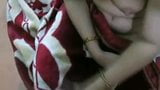 Desi lindo bhabhi dar mamada y masturbación con la mano muy bien snapshot 5