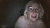 Blondynka babcia pielęgniarka prysznic snapshot 17