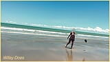 Mi esposa se desnuda y juega con el balón de fútbol en la playa snapshot 10