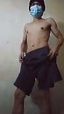 Ragazzo asiatico con un piccolo corpo nudo sulla telecamera snapshot 2
