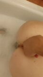 Doigtage de gros cul sexy dans le bain! snapshot 10