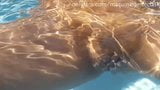 Masturbation dans la piscine au soleil snapshot 9