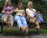 Три девушки показывают свои грязные подошвы snapshot 4