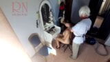 Caméra dans un salon de coiffure nu. Un coiffeur fait se déshabiller une femme pour se couper les cheveux. barbier, nudisme. caméra 2 snapshot 10