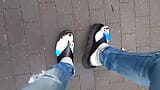 Travesti en public - montrant des pieds sexy snapshot 1