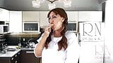 Eine Hausfrau in einem weißen kurzen Kleid isst Früchte, zeigt ihre Muschi und ihren Arsch. snapshot 10