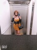 Tranny in de lift die haar naakte lichaam ziet snapshot 11