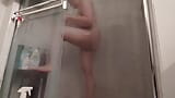 Locked Cuck peut regarder la douche chaude de sa femme ! snapshot 11