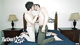 Decaan Phoenix verzoent zijn seksualiteit voordat hij zich voegt met zijn stiefzoon Will Braun en Casey Jack in bed - Twinkpop snapshot 5