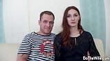 Irina Pavlova, femme sexy, suce un inconnu pendant que le cocu regarde snapshot 5