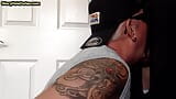 Un DILF tatoué au gloryhole suce une bite dans une pipe amateur privée snapshot 7