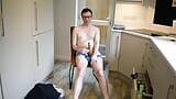 Geile homo amateur solo masturbatie in de keuken door stijve Divine snapshot 5