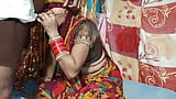 Mooie Indische pasgetrouwde vrouw heeft thuisseks in een saree - Desi video snapshot 6