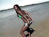 Brasileña ébano adolescente follada en el playa por bbc snapshot 1