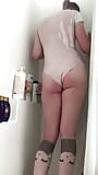 Geoliede bodysuit op transgirl in de douche snapshot 4