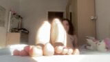 Jonge milf masturbeert alleen thuis snapshot 2