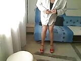 Geile MILF-Transe macht einen Striptease in weißer Bluse, BH, Tanga und High Heels snapshot 3