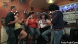 Pesta wanita gemuk yang liar di bar snapshot 3