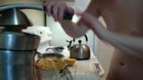 Sappige babe met knijpbare wangen perst naakt in de keuken - aflevering 30 snapshot 9