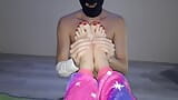 Fotmassage före sängen. maskerad slav ger dominatrix nika en fotmassage. snapshot 13