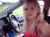 Hete blondine neukt versnellingspook in de auto snapshot 19