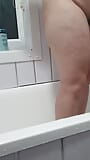 Мачеху застукали обнаженной в ванной, моет свое тело перед пасынок snapshot 15