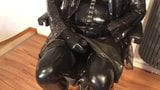 Latexkleid, PVC-Mantel und Masturbation mit High Heels snapshot 13